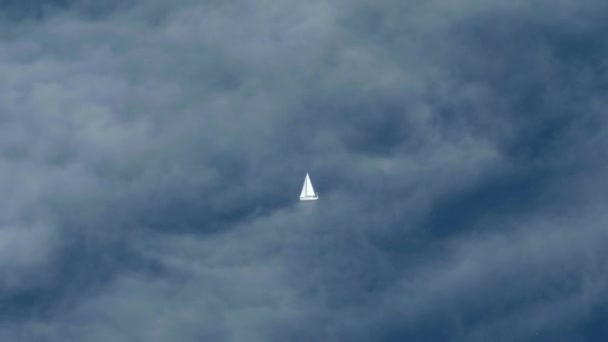 Повітряний Зліт Морського Човна Океані Світлими Хмарами — стокове відео