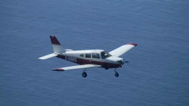 Tek Motorlu Pervane Uçakları Denizin Üstünde Uçuyor Havadan Hava Görüntüsüne — Stok video