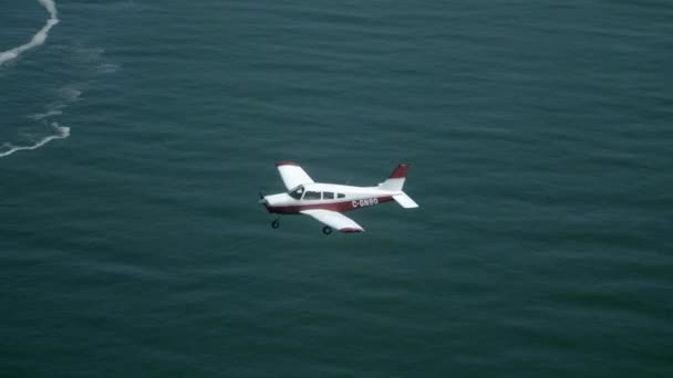 Pesawat Pribadi Mesin Tunggal Terbang Atas Laut Air Air View — Stok Video