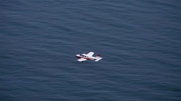 Vista Ángulo Alto Avión Pequeño Que Vuela Sobre Mar Azul — Vídeo de stock