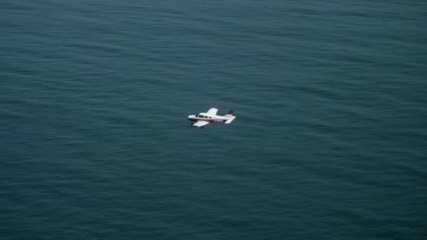 轻型私人单引擎飞机飞越海面 空对空 — 图库视频影像