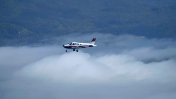 Ένα Μικρό Αεροπλάνο Που Πετά Πάνω Από Σύννεφα Air Air — Αρχείο Βίντεο