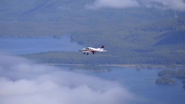 小型单引擎飞机在空中飞行的美景 — 图库视频影像