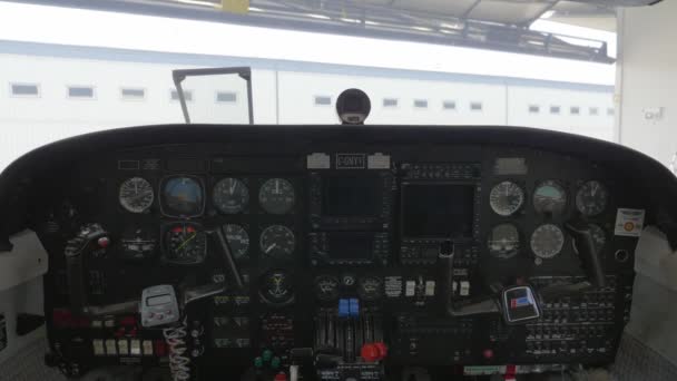 Panel Instrumentos Clásicos Aviones Dentro Del Hangar Con Puertas Cierre — Vídeo de stock