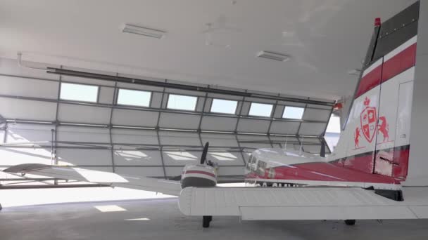 開口部の折りたたみドアを持つ空港格納庫内の飛行機 — ストック動画