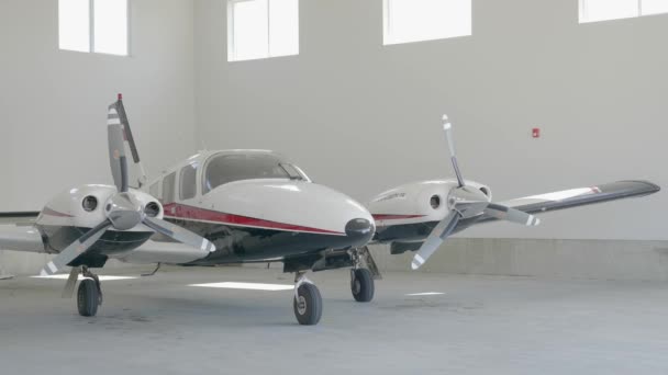 Tiro Estático Twin Engine Piper Seneca Hangar Con Puertas Cierre — Vídeo de stock