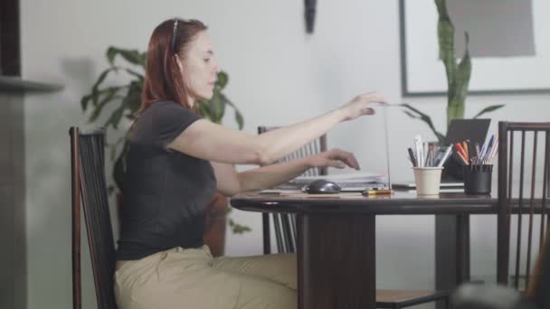 Seitenansicht Einer Frau Die Tisch Der Wohnung Sitzt Den Computer — Stockvideo