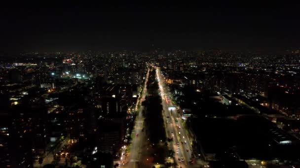 Drone Survolant Une Avenue Éclairée Avec Trafic Nocturne Santiago Chili — Video