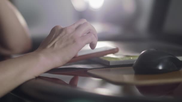 Close Van Vrouwelijke Hand Typen Haar Smartphone Laptop Muis Naast — Stockvideo