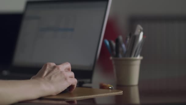 Empreendedor Digital Trabalha Seu Apartamento Rolagem Mão Mouse Usando Internet — Vídeo de Stock