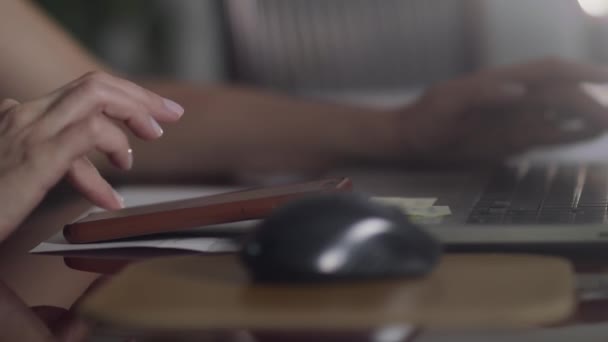 Weibliche Hand Tippt Auf Ihrem Smartphone Schreibt Sms Und Verschickt — Stockvideo