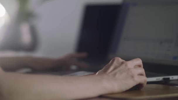 Vrouwenhand Met Een Muis Met Haar Laptop Chronische Ontsteking Pijn — Stockvideo