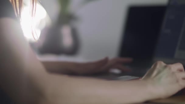 Einsame Frau Allein Hause Beim Nächtlichen Surfen Auf Online Dating — Stockvideo