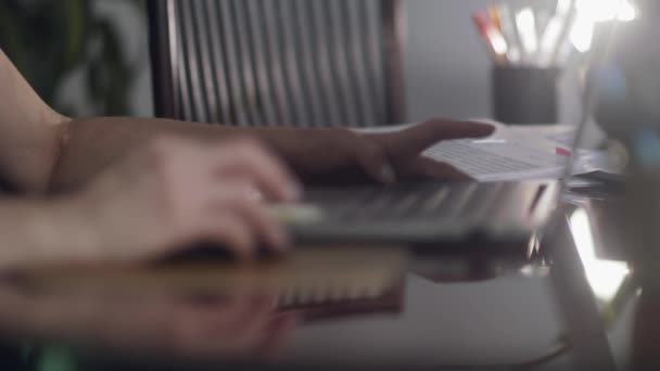 Жіночі Руки Використовуючи Мишу Ноутбук Домашній Вітальні Мала Глибина Різкості — стокове відео