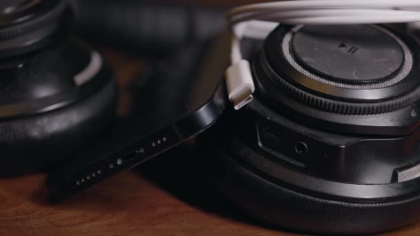 Kablosuz Kulaklık Cep Telefonu Olan Bir Masadaki Usb Şarj Kablosu — Stok video