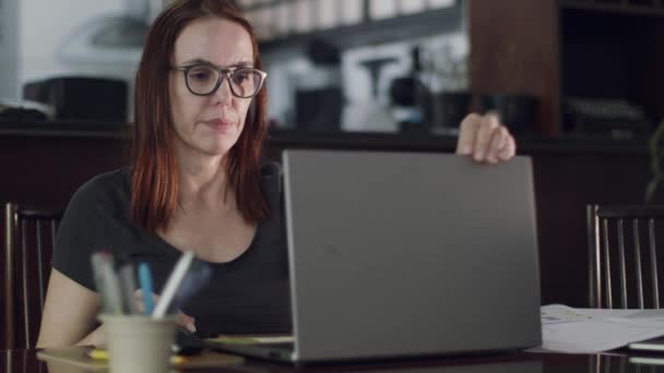 Volwassen Vrouw 40S Opent Haar Laptop Haar Keukentafel Begint Haar — Stockvideo