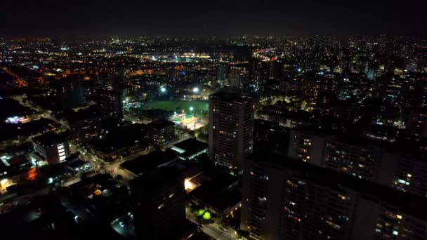 Дрони Літають Над Великим Містом Освітлені Вночі Великими Будинками Чилі — стокове відео
