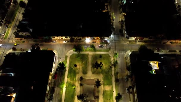 Luchtfoto Openbaar Park Plein Middenklasse Buurt Nachts Onthullend Stadsgezicht Tilt — Stockvideo