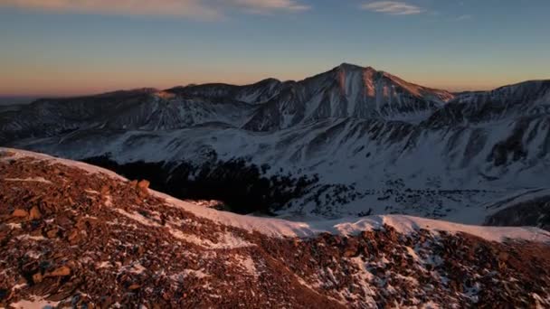 Luftaufnahme Des Sonnenaufgangs Über Der Front Der Rocky Mountains Mount — Stockvideo