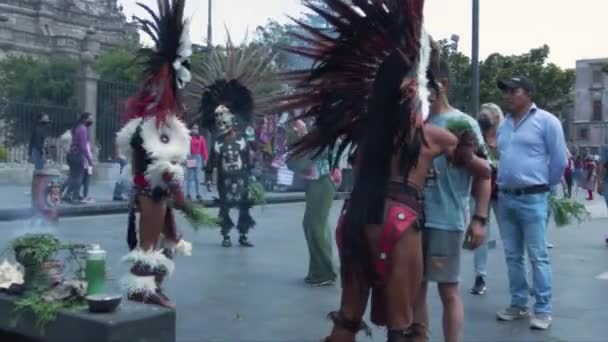 Tourist Beim Reinigungsritual Eines Aztekischen Schamanen Der Innenstadt Von Mexiko — Stockvideo