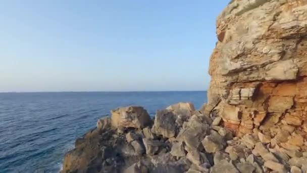 Luchtvlucht Rond Rotspunt Van Gouden Zeekliffen Mallorca Spanje — Stockvideo