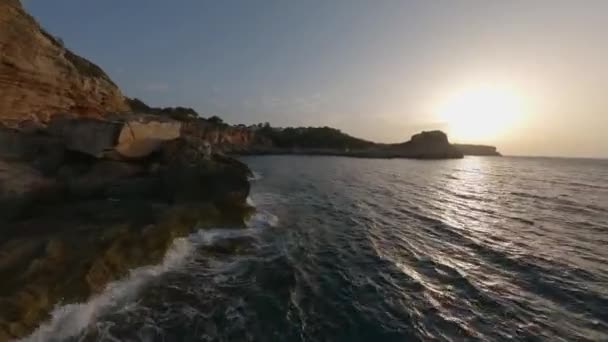 黄金の岩の崖に沿って低水の朝のFpv空中 マヨルカスペイン — ストック動画