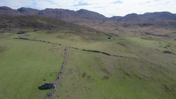 在苏格兰高地 Ardnamurchan 空中无人驾驶飞机镜头在空中盘旋 发现一座废弃的石屋 该村有干石墙 四周环绕着岩石丘陵和绿地 — 图库视频影像