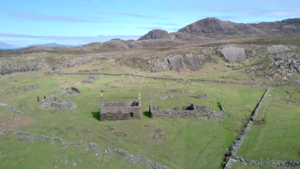 Aereo Drone Filmato Vola Una Casa Pietra Abbandonata Villaggio Abbandonato — Video Stock