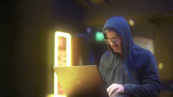 Man Arbetar Laptop Orientalisk Anläggning Sedan Lämna Kodningsprogram — Stockvideo
