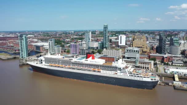 Flygbilder Den Ikoniska Queen Mary Förtöjd Vid Liverpool Cruise Terminal — Stockvideo