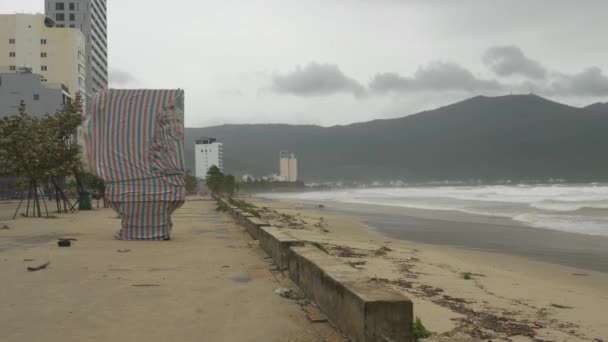 Silny Wiatr Wzburzone Morze Ciemny Dzień Nadchodząca Burza Tropikalna Wybrzeżu — Wideo stockowe