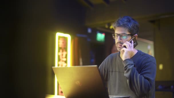 Bilgisayarında Yazı Yazan Telefonda Konuşan Birini Dinleyen Bir Adam Doğu — Stok video