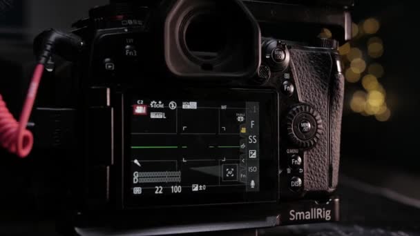 Χειριστής Της Κάμερας Μετατρέπει Αργά Την Πλήρως Εξοπλισμένη Κάμερα Panasonic — Αρχείο Βίντεο