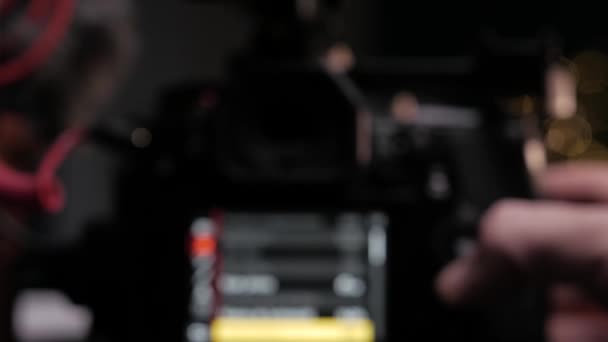 Попадание Фокус Снимка Оператора Проходящего Через Меню Высокопрофессиональной Кинокамере — стоковое видео