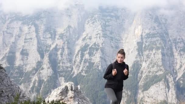 Femme Randonnée Montagne Pendant Week End Fille Gaie Avec Des — Video