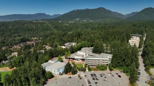 Aerial View Capilano University Surrounded Green Conifer Trees Vancouver Utara — Stok Video