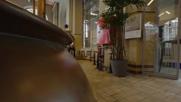 Cinematografisch Schot Langs Koperen Bierketel Vintage Brouwerij Den Hoorn Leuven — Stockvideo