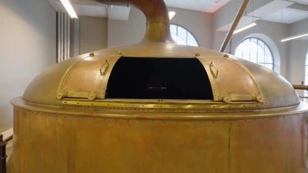 ベルギー ルーヴェンにあるステラ アルトワ醸造所の巨大な銅製ボイラーの内側に向かってドリーインショット — ストック動画