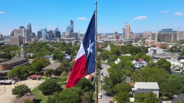 Tiro Dron Bandera Texas Con Austin Texas Fondo — Vídeo de stock