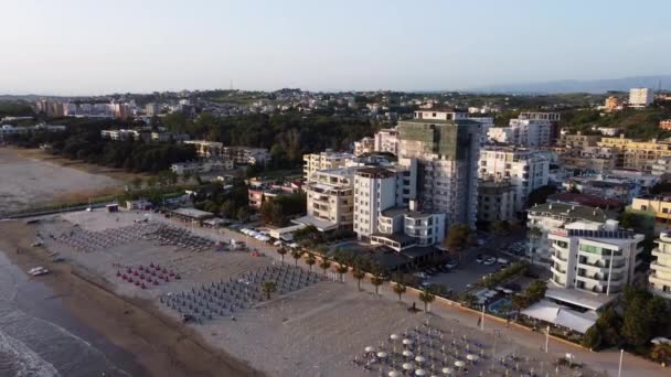 Edifici Appartamenti Vacanze Sul Lungomare Shkallnur Albania Pullback Aereo — Video Stock