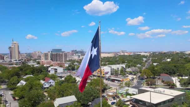 Беспилотный Снимок Флага Штата Техас Смотрящего Вверх Небо Время Дрон — стоковое видео