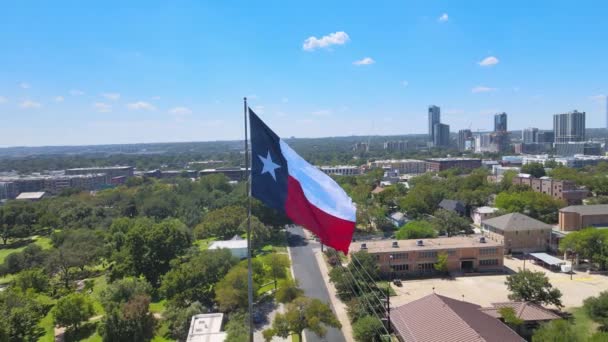 Captura Orbital Drone Bandera Texas Con Austin Texas Fondo — Vídeos de Stock