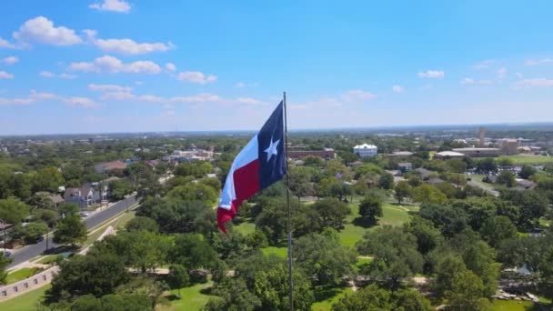 Drone Tiro Orbital Texas Bandeira Com Austin Texas Fundo — Vídeo de Stock