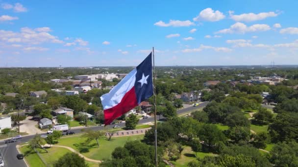 Drönare Skott Flyger Mot Texas Flagga Blåser Vinden Staden Austin — Stockvideo