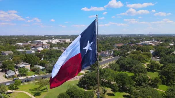 Orbitalne Ujęcie Texas Flag Miastem Austin Teksasie Tle — Wideo stockowe