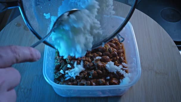在煮好的土豆泥上加白饭 并在食品容器里放豆子 — 图库视频影像