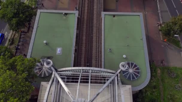 Mittig Über Der Bahn Station Atemberaubender Höhenflug Der Drohne Vom — Stockvideo