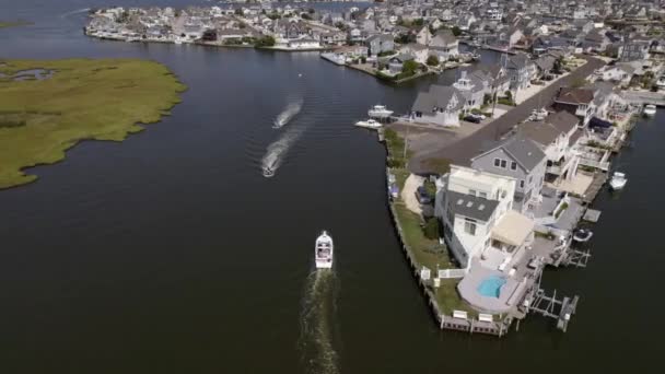 ラバレット海岸のボートとジェットスキーの周りの空中ビュー 晴れニュージャージー州 ドローンショット — ストック動画