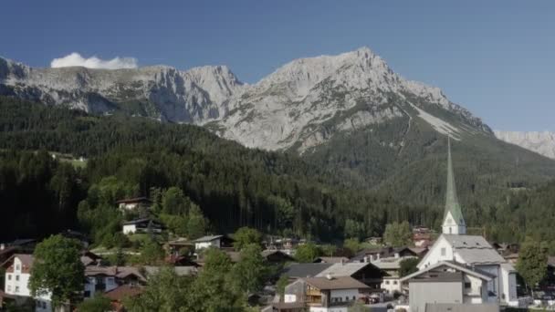 Rasant Abfallende Drohnenaufnahmen Des Kleinen Dorfes Scheffau Österreich Tirol Sonniger — Stockvideo