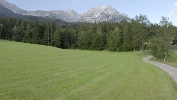 Volo Lento Del Drone Verso Montagna Wilde Kaiser Austria Luce — Video Stock